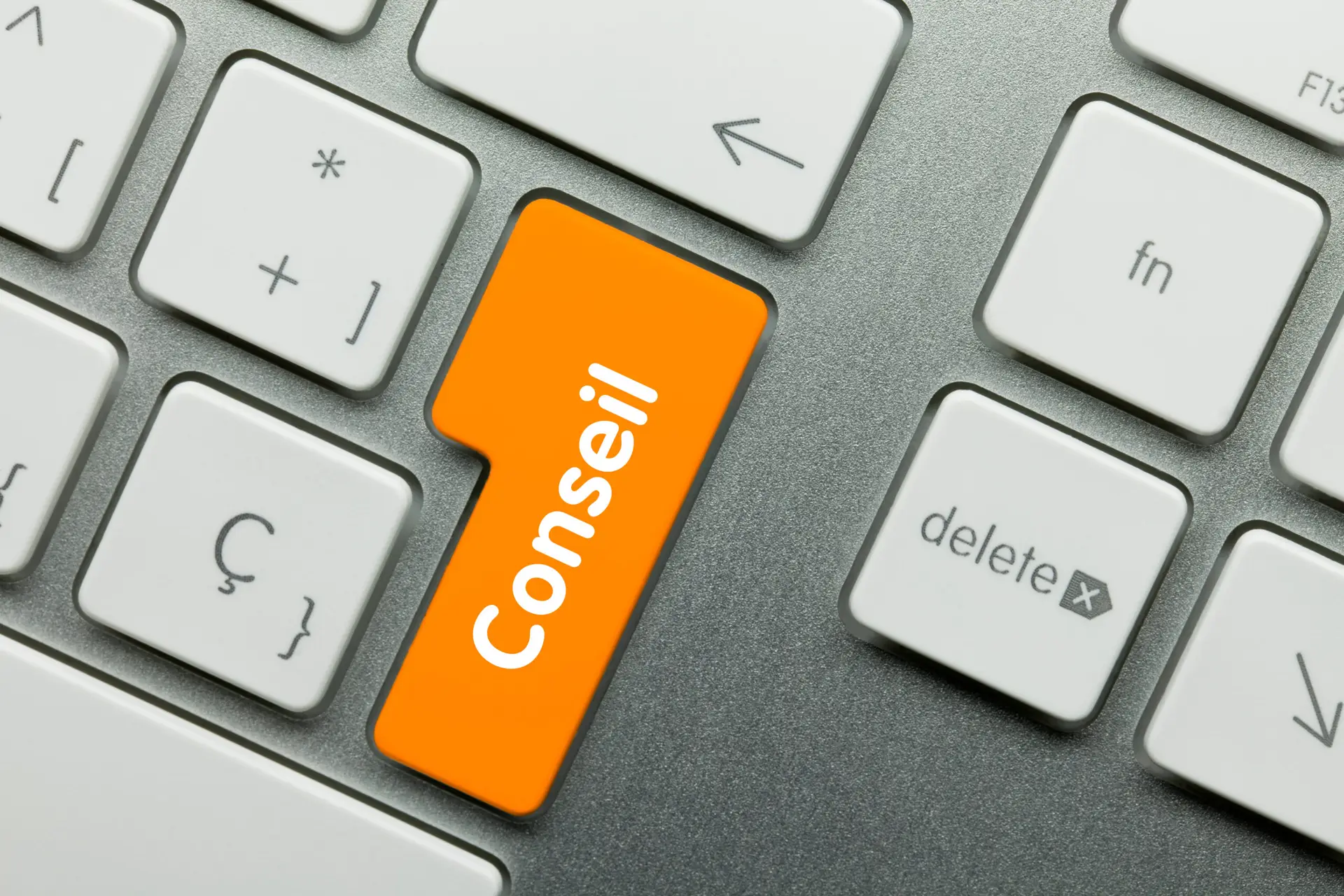 Clavier avec une touche "Conseil" en orange